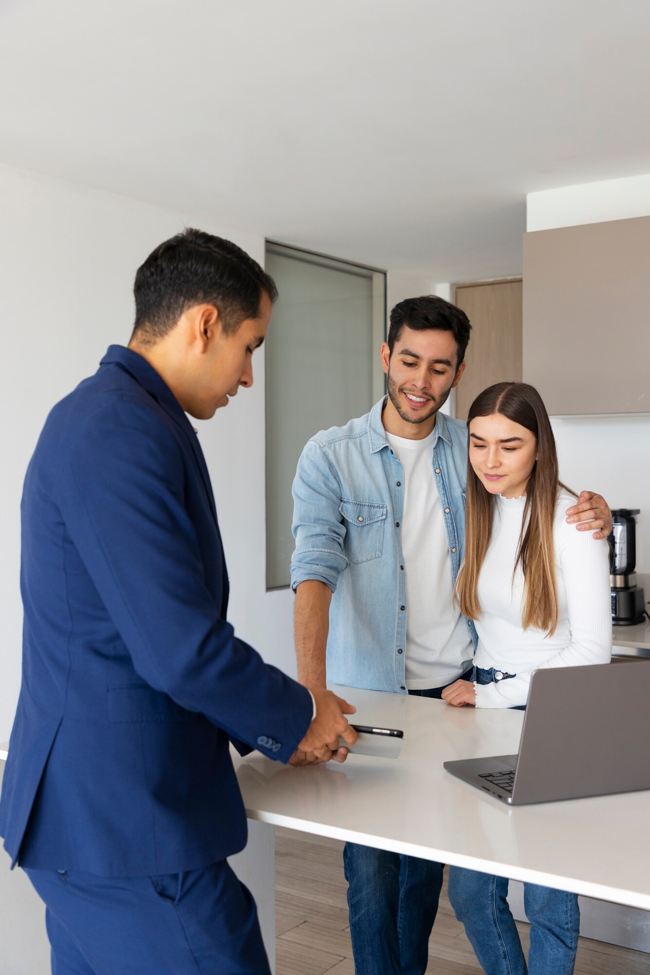 pareja-vista-lateral-hablando-agente-bienes-raices_23-2150322066