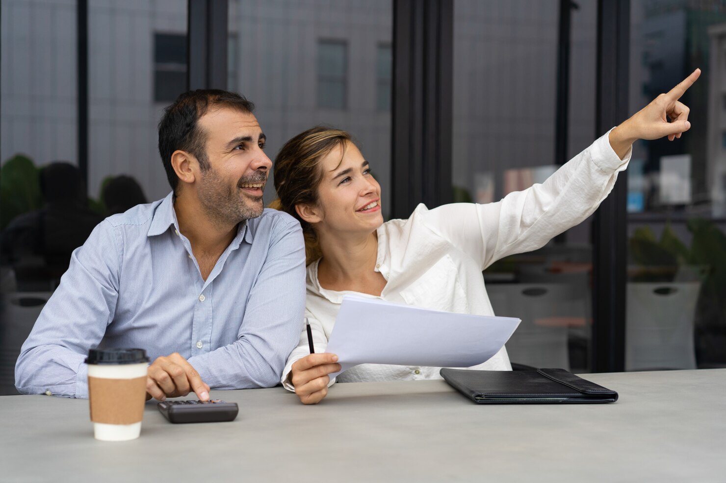 parejas-negocios-alegres-discutiendo-inversiones-inmobiliarias_1262-17781